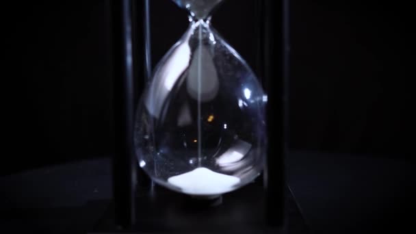 Hourglass Білий Піщаний Таймер Концепція Часу Закінчується Високоякісні Кадри — стокове відео