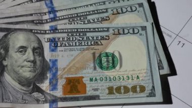 Masa 2 'de 100 dolarlık banknotlar yığını. Yüksek kaliteli FullHD görüntüler