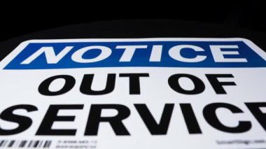 Koyu arkaplan 1 'deki servis dışı yazısına dikkat edin. Yüksek kalite 4k görüntü