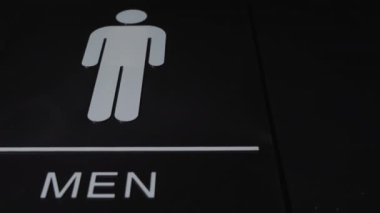 Arka planda erkekler tuvaleti tabelası var. Yüksek kalite 4k görüntü