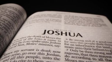 Joshua 'nın Hristiyan İncil kitabının 3 bebek resmi. Kutsal yazıtlar sayfası. Yüksek kalite 4k görüntü
