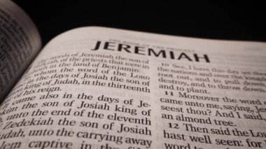 Jeremiah 'ın Hristiyan İncil kitabının 9' luk resmi. Kutsal yazıtlar sayfası. Yüksek kalite 4k görüntü