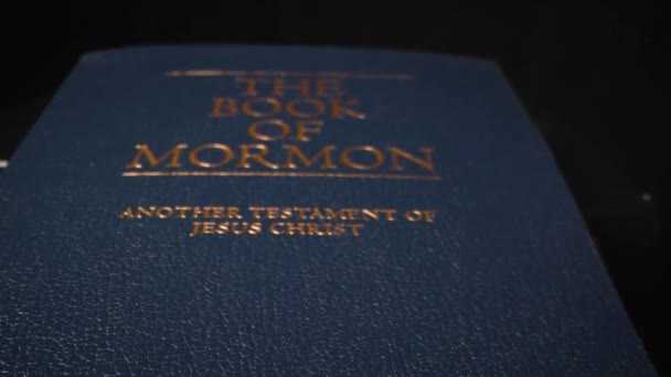 Księga Mormonów Książce Religijnej Tytuł Wysokiej Jakości Materiał — Wideo stockowe