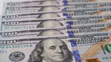 Yüz dolarlık banknotlar yığını. Yüksek kalite 4k görüntü