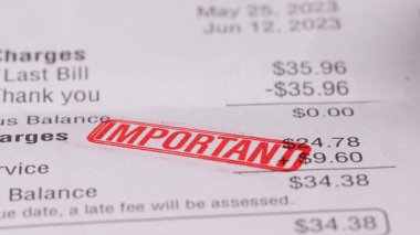 Fatura kağıtlarındaki acil kırmızı damga resmi. Yüksek kalite fotoğraf