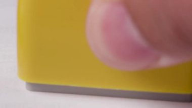 Kağıt üzerinde acil kırmızı damganın statik çekimi. Yüksek kalite 4k görüntü