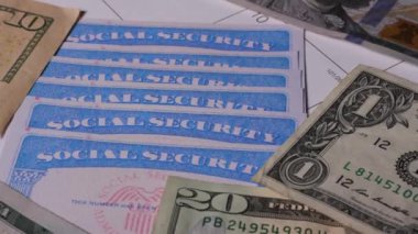 11 'i sosyal güvenlik kartlarını kapatıyor ve Amerikan dolarlarını bozduruyor. Yüksek kalite 4k görüntü