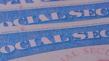 Masadaki sosyal güvenlik kartlarının kimliklerini kapatın. Yüksek kalite 4k görüntü