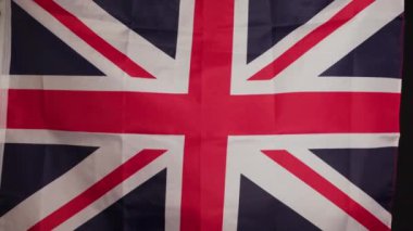 Büyük Britanya bayrağı koyu arkaplan 3 'te. Yüksek kalite 4k görüntü