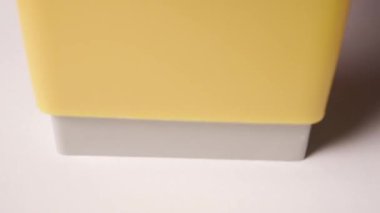 Boş kağıda 14 adet acil kırmızı pul. Yüksek kalite 4k görüntü