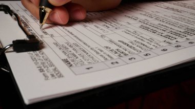 10 fotoğraflı İspanyol erkek başvuru formu dolduruyor. Yüksek kalite fotoğraf