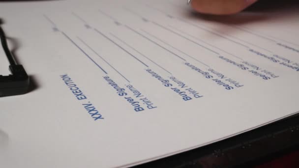 ヒスパニックの男性の手が署名契約書を記入する 高品質の4K映像 — ストック動画
