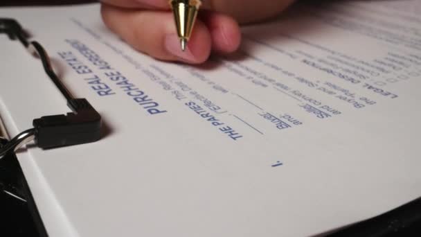 Hispânico Mão Masculina Preenchendo Escrever Formulário Compra Imóveis Imagens Alta — Vídeo de Stock