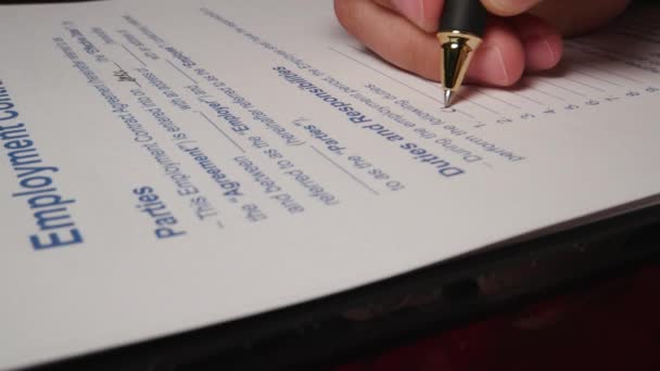 Mão Masculina Hispânica Preenchendo Assinatura Assinatura Contrato Trabalho Formulário Imagens — Vídeo de Stock