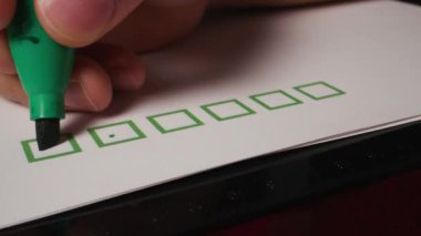 21 İspanyol erkeğin kontrol listesi işaretleme işareti doldurması tamamlandı. Yüksek kalite 4k görüntü