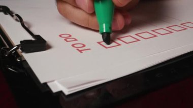 19 İspanyol erkeğin kontrol listesi işaretleme işareti doldurması tamamlandı. Yüksek kalite 4k görüntü