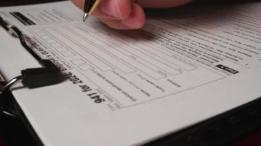 13 İspanyol erkek 941 formunu dolduruyor 2024 serbest form. Yüksek kalite 4k görüntü