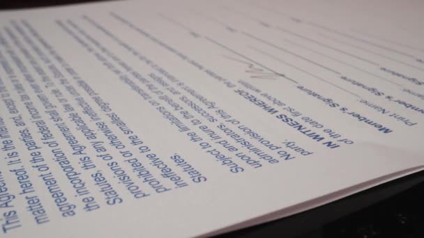 Испаноязычных Мужчины Руки Заполнения Членской Подписи Ооо Договора Высококачественные Кадры — стоковое видео