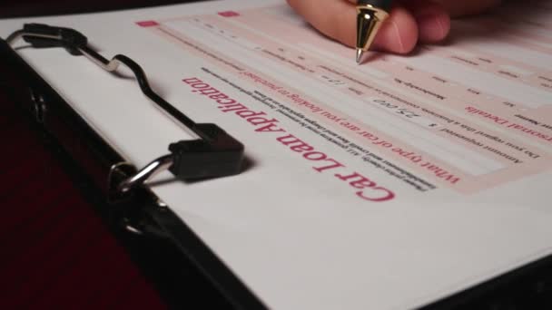 Hispanique Main Masculine Remplissant Écriture Formulaire Demande Prêt Voiture Document — Video