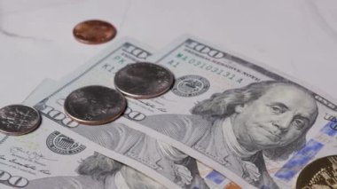Amerikan parasıyla paralar. Bozuk paralarla 100 dolar. Yüksek kalite 4k görüntü