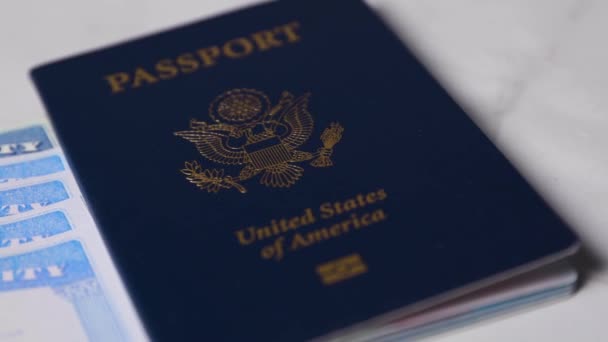 Κλείσει Κάρτα Κοινωνικής Ασφάλισης Και Έγγραφα Διαβατηρίου Υψηλής Ποιότητας Πλάνα — Αρχείο Βίντεο