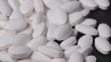 Bir beyaz hap vitaminler ilaç afyonları bağımlılık hapları. Yüksek kalite 4k görüntü