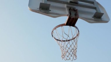Basketbol gol tahtası. Gökyüzü 5 'in dışındaki güneşli şehir parkı. Yüksek kalite 4k görüntü