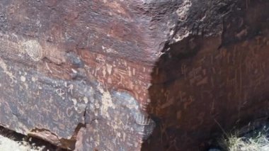 Gazete rock 'ı yerli amerikan petroglifleri Arizona taşlaşmış orman antik sembolleri 1 kayalık. Yüksek kalite 4k görüntü