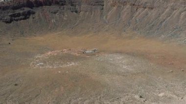 Arizona Meteor Krateri, ormanı taşlaştırdı, çöl manzarası turizm rotası 2. Yüksek kalite 4k görüntü