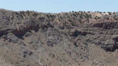 Arizona Meteor Krateri, ormanı taşlaştırdı, çöl manzarası, turizm rotası 4. Yüksek kalite 4k görüntü