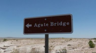 Akik köprü işareti Arizona taşlaşmış orman dış manzara seyahat noktası 6. Yüksek kalite 4k görüntü