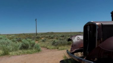 Route 66 eski klasik paslı araba ızgarası Arizona taşlaşmış orman çöl yolculuğu 4. Yüksek kalite 4k görüntü