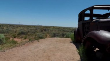 66. karayolu klasik paslı araba ızgarası Arizona taşlaşmış orman çöl yolculuğu 6. Yüksek kalite 4k görüntü