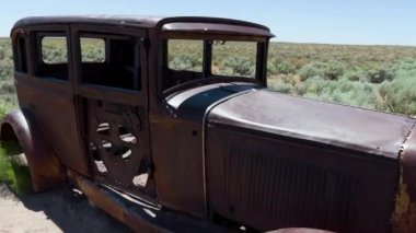 Route 66 eski klasik paslı araba ızgarası Arizona taşlaşmış orman çöl yolculuğu 7. Yüksek kalite 4k görüntü