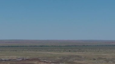 46 Arizona taşlaşmış orman mavi mesa çöl manzarası dış kayalar dağların istikametinde seyahat eder. Yüksek kalite 4k görüntü