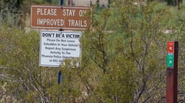 Papago Park Phoenix 'in 11 park yolu Arizona temiz gökyüzü kaktüsü doğa botanik bahçesi çöl manzarası seyahati işareti veriyor. Yüksek kalite 4k görüntü