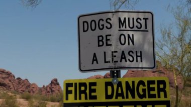 20 Papago Park Phoenix köpek kundaklama tehlikesi işareti. Arizona temiz gökyüzü kaktüsü doğa botanik bahçesi çöl manzarası seyahati. Yüksek kalite 4k görüntü
