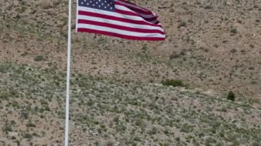 Göktaşı kraterinde 33 Amerikan bayrağı Winslow Arizona çöl seyahatinin doğal simgesi. Yüksek kalite 4k görüntü