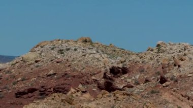 Meteor kraterindeki 40 turist Arizona çölünün doğal manzarasına zum yapıyor. Yüksek kalite 4k görüntü