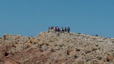 Göktaşı kraterinde 41 turist Arizona çölünde doğal manzarayı yakınlaştırıyor. Yüksek kalite 4k görüntü