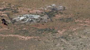 Göktaşı kraterindeki 39 uzay giysisi mankeni Winslow Arizona çöl yolculuğunda. Yüksek kalite 4k görüntü