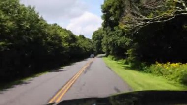 Blue Ridge Parkway yolundan Kuzey Carolina manzaralı yeşil dağlardan geçeceğiz. Yüksek kalite 4k görüntü