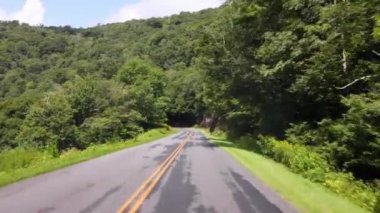 North Carolina Dağ Manzarası 'ndaki Blue Ridge Parkway Scenic Road' dan geçiyorum. Yüksek kalite 4k görüntü