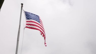 Blue Ridge Parkway yolunda dalgalanan ABD bayrağı Kuzey Carolina 4. Yüksek kalite 4k görüntü