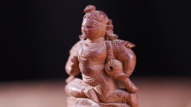 Turntable Eastern Mitoloji Sembolü 'nde dönen Hindistan Tanrısı Kubera Heykeli figürü. Yüksek kalite 4k görüntü