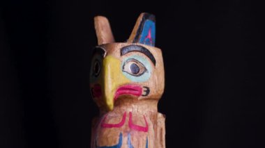 Alaska Totem Kutup Sembolü Yerel Kültür Sanatı Sergisi için Heykel Figürü. Yüksek kalite 4k görüntü