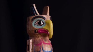 Alaska Totem Kutbu Yerel Kültür Sanatı Sergisi 4 için Heykel Sembol Figürü. Yüksek kalite 4k görüntü