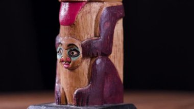 Alaska Totem Kutup Sembolü Yerel Kültür Sanatı Sergisi için Heykel Figürü. Yüksek kalite 4k görüntü