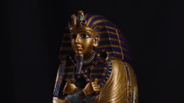 Mısır Kralı Tutankamon Heykel Figürü Tarihi Gösterim için Turntable 'da Dönüyor. Yüksek kalite 4k görüntü