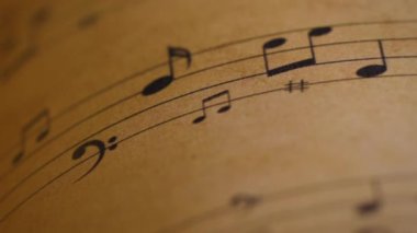 Klasik Kağıt üzerine Müzik Notaları 'nın Dolly Hareketi Sonsuz Sanatsal Bir Vibe Oluşturuyor. Yüksek kalite 4k görüntü